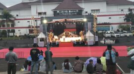 Suasana ratusan warga Kabupaten Tasikmalaya sambut Gubernur Jawa Barat, tumpah ke depan Gedung Bupati Tasikmalaya, Senin (4/5/2026). (dok newsline.id).