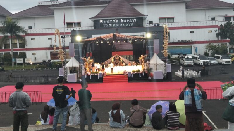 Suasana ratusan warga Kabupaten Tasikmalaya sambut Gubernur Jawa Barat, tumpah ke depan Gedung Bupati Tasikmalaya, Senin (4/5/2026). (dok newsline.id).