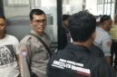 Puluhan anggota DPD Arkiliz Indonesia Kabupaten Tasikmalaya menanyakan izin bangunan ke BRI Cabang Singaparna, Rabu (13/5/2026). (dok newsline.id).