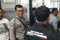 Puluhan anggota DPD Arkiliz Indonesia Kabupaten Tasikmalaya menanyakan izin bangunan ke BRI Cabang Singaparna, Rabu (13/5/2026). (dok newsline.id).