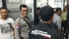 Puluhan anggota DPD Arkiliz Indonesia Kabupaten Tasikmalaya menanyakan izin bangunan ke BRI Cabang Singaparna, Rabu (13/5/2026). (dok newsline.id).