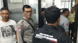 Puluhan anggota DPD Arkiliz Indonesia Kabupaten Tasikmalaya menanyakan izin bangunan ke BRI Cabang Singaparna, Rabu (13/5/2026). (dok newsline.id).