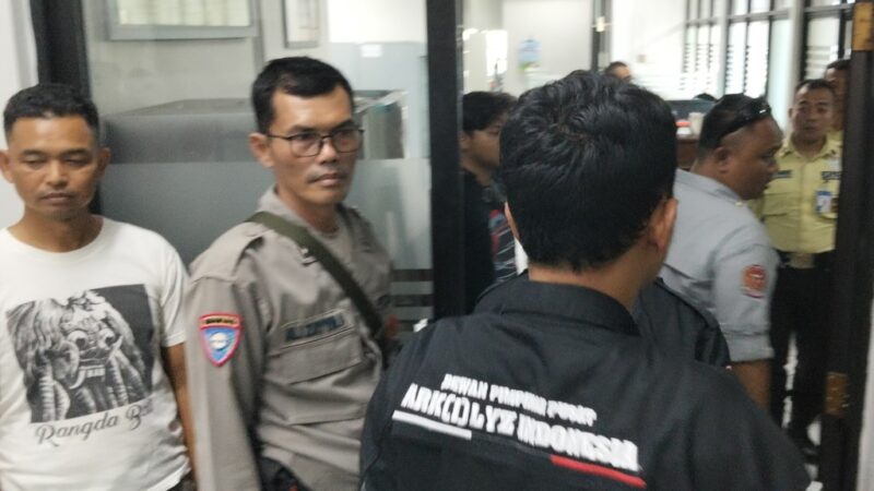 Puluhan anggota DPD Arkiliz Indonesia Kabupaten Tasikmalaya menanyakan izin bangunan ke BRI Cabang Singaparna, Rabu (13/5/2026). (dok newsline.id).