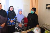 Ketua TP PKK Kabupaten Tasikmalaya, Retno Widyastuti, saat mengunjungi pasien berusia 14 tahun yang tengah menjalani perawatan kanker nasofaring di RSUD KHZ Musthafa. (Istimewa)