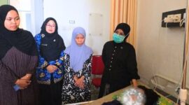 Ketua TP PKK Kabupaten Tasikmalaya, Retno Widyastuti, saat mengunjungi pasien berusia 14 tahun yang tengah menjalani perawatan kanker nasofaring di RSUD KHZ Musthafa. (Istimewa)