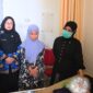 Ketua TP PKK Kabupaten Tasikmalaya, Retno Widyastuti, saat mengunjungi pasien berusia 14 tahun yang tengah menjalani perawatan kanker nasofaring di RSUD KHZ Musthafa. (Istimewa)