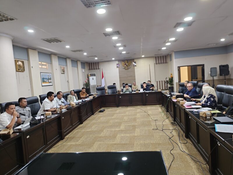 Poto: Rapat Komisi I dan IV DPRD Kabupaten Tasikmalaya bersama pihak Eksekutif terkait pergantian Dewan Pengawas RSUD KHZ Musthafa yang dinilai cacat hukum, Jum'at (19/6/2026)//jabar.newsline.id//istimewa//