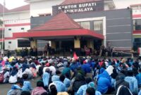 Poto: Ribuan Relawan Dapur SPPG dari seluruh Kecamatan se-Kabupaten Tasikmalaya, Gelar Aksi Demo di Kantor Bupati Tasikmalaya Menuntut Progam MBG di Lanjutkan//jabar.newsline.id//