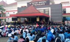 Ditengah Maraknya Dapur MBG yang Belum Memiliki Izin PBG dan SLF, Ribuan Relawan Dapur SPPG Demo di Kantor Bupati Tasikmalaya, Tuntut Program MBG Dilanjutkan