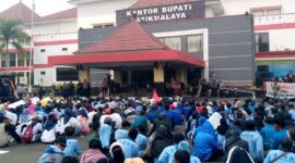 Poto: Ribuan Relawan Dapur SPPG dari seluruh Kecamatan se-Kabupaten Tasikmalaya, Gelar Aksi Demo di Kantor Bupati Tasikmalaya Menuntut Progam MBG di Lanjutkan//jabar.newsline.id//