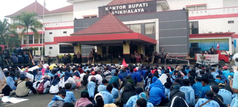 Poto: Ribuan Relawan Dapur SPPG dari seluruh Kecamatan se-Kabupaten Tasikmalaya, Gelar Aksi Demo di Kantor Bupati Tasikmalaya Menuntut Progam MBG di Lanjutkan//jabar.newsline.id//