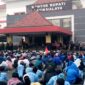 Poto: Ribuan Relawan Dapur SPPG dari seluruh Kecamatan se-Kabupaten Tasikmalaya, Gelar Aksi Demo di Kantor Bupati Tasikmalaya Menuntut Progam MBG di Lanjutkan//jabar.newsline.id//