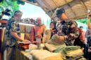 Caption: Bupati Tasikmalaya, Cecep Nurul Yakin saat meninjau Booth UMKM di lingkungan perkantoran Pemerintah Daerah Kabupaten Tasikmalaya, Jum'at, 24 Juli 2026//jabar.newsline.id//