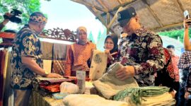Caption: Bupati Tasikmalaya, Cecep Nurul Yakin saat meninjau Booth UMKM di lingkungan perkantoran Pemerintah Daerah Kabupaten Tasikmalaya, Jum'at, 24 Juli 2026//jabar.newsline.id//