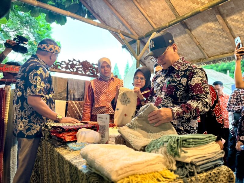 Caption: Bupati Tasikmalaya, Cecep Nurul Yakin saat meninjau Booth UMKM di lingkungan perkantoran Pemerintah Daerah Kabupaten Tasikmalaya, Jum'at, 24 Juli 2026//jabar.newsline.id//