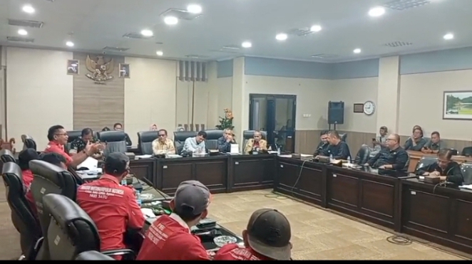 Poto: DPC PWRI Kabupaten Tasikmalaya pada saat melakukan audiensi bersama DPRD Kabupaten Tasikmalaya terkait proyek KDMP yang diduga langgar sejumlah regulasi, Kamis (27/8/2026)//jabar.newsline.id//istimewa//