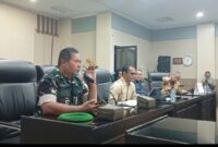 Poto: Kepala Staf Kodim (Kasdim) 0612/Tasikmalaya, Mayor Cik Dadan Kusnadi, saat mengatakan bahwa Kuasa Pengguna Anggaran (KPA) dalam proyek pembangunan Koperasi Desa/Kelurahan Merah Putih (KDMP) adalah PT Agrinas Pangan Nusantara (Persero) pada saat audiensi PWRI Kabupaten Tasikmalaya bersama DPRD Kabupaten Tasikmalaya, Kamis (27/8/2026)//jabar.newsline.id//