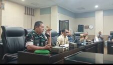 Poto: Kepala Staf Kodim (Kasdim) 0612/Tasikmalaya, Mayor Cik Dadan Kusnadi, saat mengatakan bahwa Kuasa Pengguna Anggaran (KPA) dalam proyek pembangunan Koperasi Desa/Kelurahan Merah Putih (KDMP) adalah PT Agrinas Pangan Nusantara (Persero) pada saat audiensi PWRI Kabupaten Tasikmalaya bersama DPRD Kabupaten Tasikmalaya, Kamis (27/8/2026)//jabar.newsline.id//