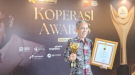 Poto: Kepala Dinas Koperasi, Usaha Kecil dan Menengah, Perindustrian dan Perdagangan Kabupaten Tasikmalaya, H. Endang Syahrudin, S.T., M.M., saat menerima penghargaan bergengsi Koperasi Awards 2026 yang digelar di Hotel St Regis, Jakarta pada Kamis (20/8/2026)//jabar.newsline.id//istimewa//