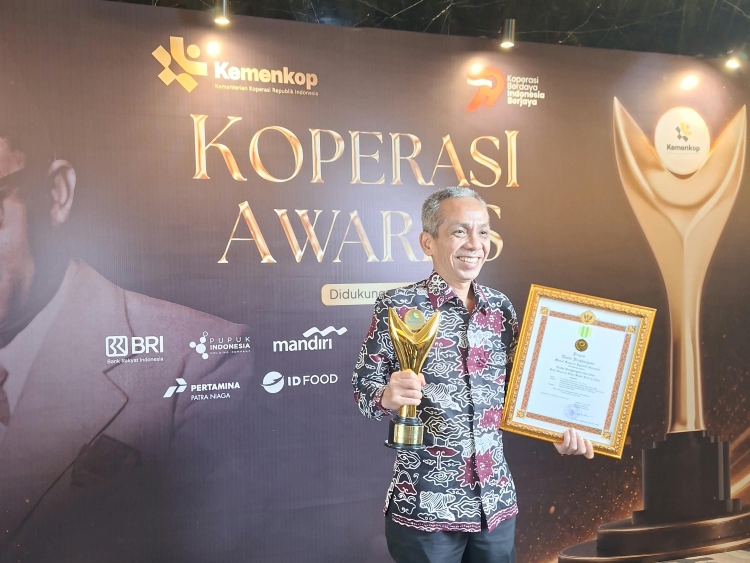 Poto: Kepala Dinas Koperasi, Usaha Kecil dan Menengah, Perindustrian dan Perdagangan Kabupaten Tasikmalaya, H. Endang Syahrudin, S.T., M.M., saat menerima penghargaan bergengsi Koperasi Awards 2026 yang digelar di Hotel St Regis, Jakarta pada Kamis (20/8/2026)//jabar.newsline.id//istimewa//