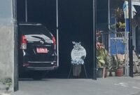 Poto: Mobil Dinas Kabid P3A pada Dinas Sosial, PPKB, P3A Kabupaten Tasikmalaya, Iyen Nuryanah yang sudah ganti plat merah kembali terparkir di rumah pribadinya, Jum'at (18/9/2026)//jabar.newsline.id//