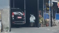 Poto: Mobil Dinas Kabid P3A pada Dinas Sosial, PPKB, P3A Kabupaten Tasikmalaya, Iyen Nuryanah yang sudah ganti plat merah kembali terparkir di rumah pribadinya, Jum'at (18/9/2026)//jabar.newsline.id//