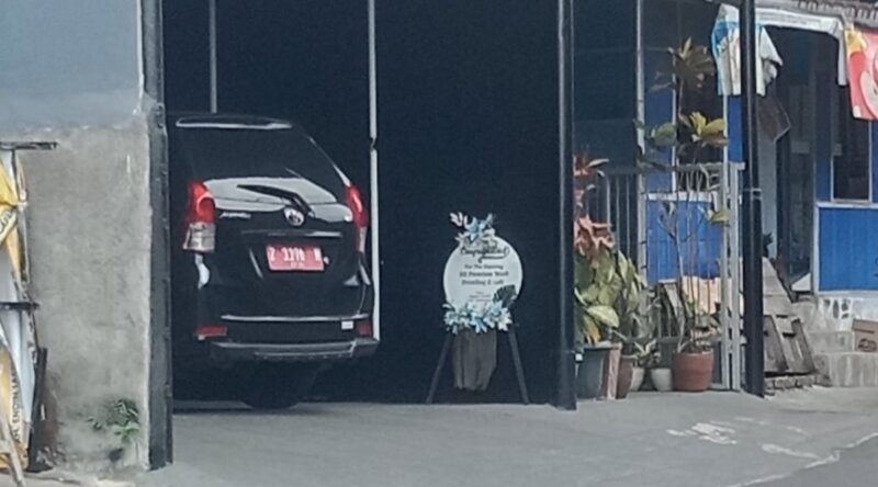 Poto: Mobil Dinas Kabid P3A pada Dinas Sosial, PPKB, P3A Kabupaten Tasikmalaya, Iyen Nuryanah yang sudah ganti plat merah kembali terparkir di rumah pribadinya, Jum'at (18/9/2026)//jabar.newsline.id//