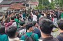 Caption: Ratusan Masa dari Badan Eksekutif Mahasiswa (BEM) saat Aksi Demo di Depan DPRD Kota Tasikmalaya, Rabu (28/10/2026)//jabar.newsline.id//