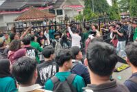 Caption: Ratusan Masa dari Badan Eksekutif Mahasiswa (BEM) saat Aksi Demo di Depan DPRD Kota Tasikmalaya, Rabu (28/10/2026)//jabar.newsline.id//