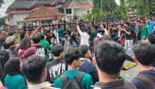 Caption: Ratusan Masa dari Badan Eksekutif Mahasiswa (BEM) saat Aksi Demo di Depan DPRD Kota Tasikmalaya, Rabu (28/10/2026)//jabar.newsline.id//
