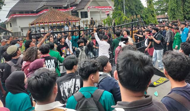 Caption: Ratusan Masa dari Badan Eksekutif Mahasiswa (BEM) saat Aksi Demo di Depan DPRD Kota Tasikmalaya, Rabu (28/10/2026)//jabar.newsline.id//